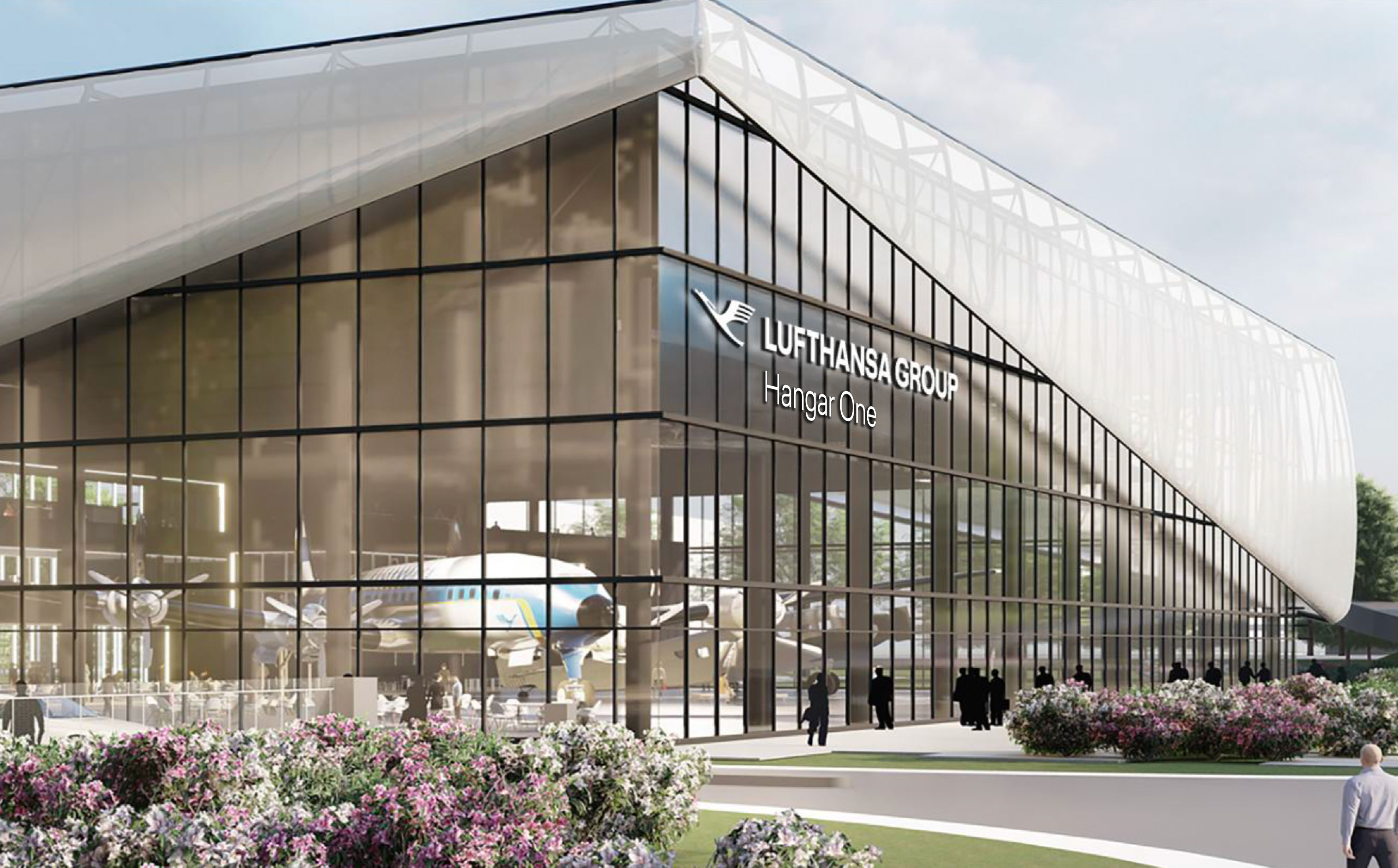 Architektonische Visualisierung der Lufthansa Group Hangar One, einer modernen Museumshalle mit verglaster Fassade, in der wei historisches Propellerflugzeuge ausgestellt sind, während sich Besucher außen entlang der gestalteten Wege aufhalten.